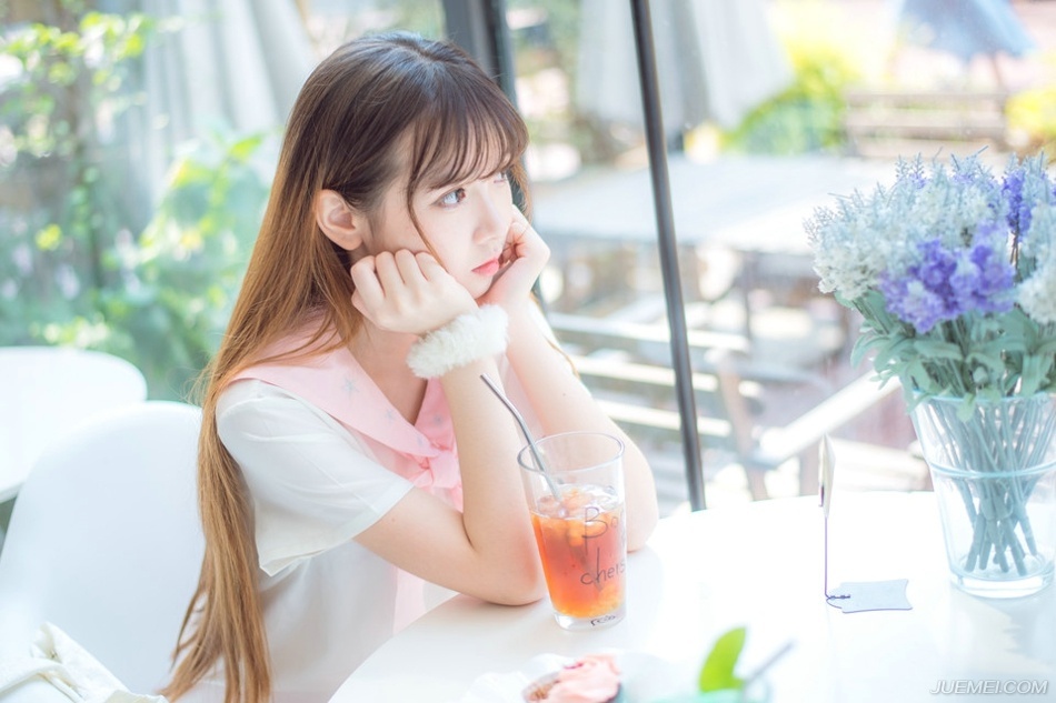 “知道吗？”雨幕中，陈到站在塔楼里，远眺着江面，实际上除了不断拍击着港口的浪花，再远一些的地方已经无法视物，很少说话的陈到冷不丁的开口将伏德给吓了一跳。